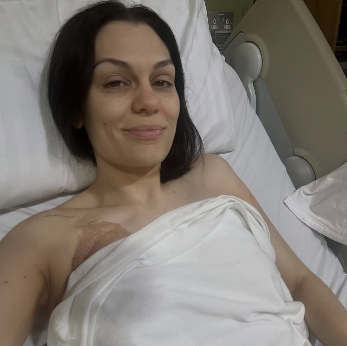 #结石姐已完成乳腺癌手术#【#结石姐分享乳腺癌术后自拍#：已回家休养，静候检查结