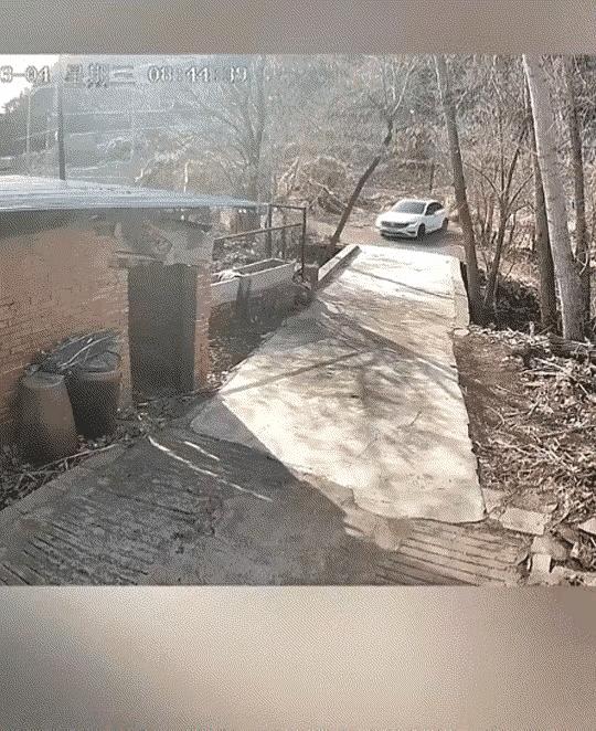 辽宁，一男子远在天津打工，家中父母早已过世，他明知家里没人，却依然驱车千里赶回老