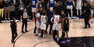 NBA赛场镜头：
  不蒸馒头争口气，面对不公判罚，快船怒了！
  卢指导被连吹