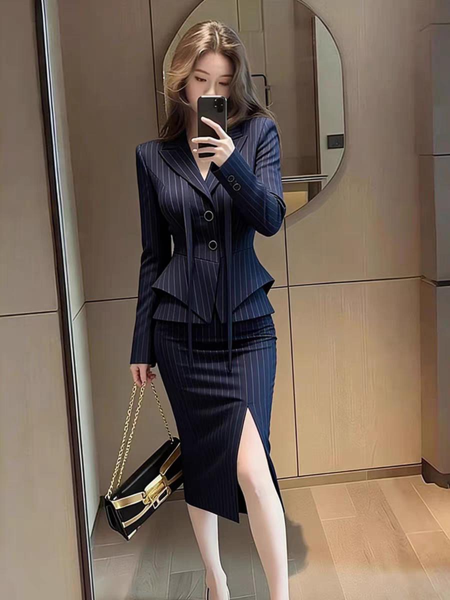 盐系轻熟干练型高级感西装套裙？轻熟盐系风 时尚穿搭