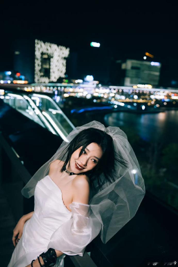 卜冠今头纱搭白纱裙，夜幕下奔跑氛围拉满，这组造型亮眼，期待导演递上好剧本。 ​​