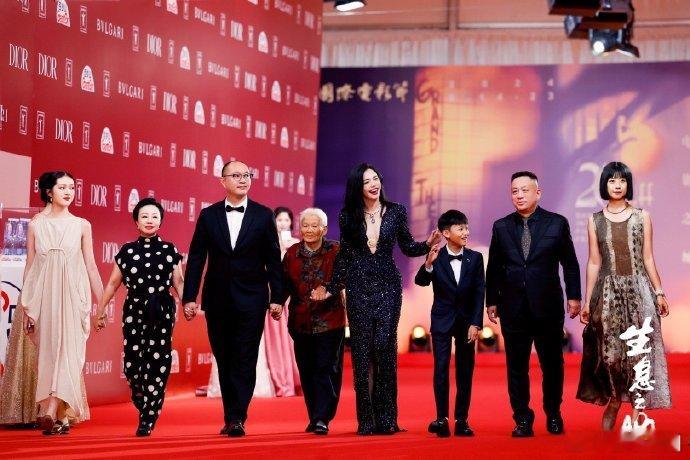 姚晨女制片人再上桌  2025 开年，姚晨实力惊艳众人！《生息之地》入围柏林电影