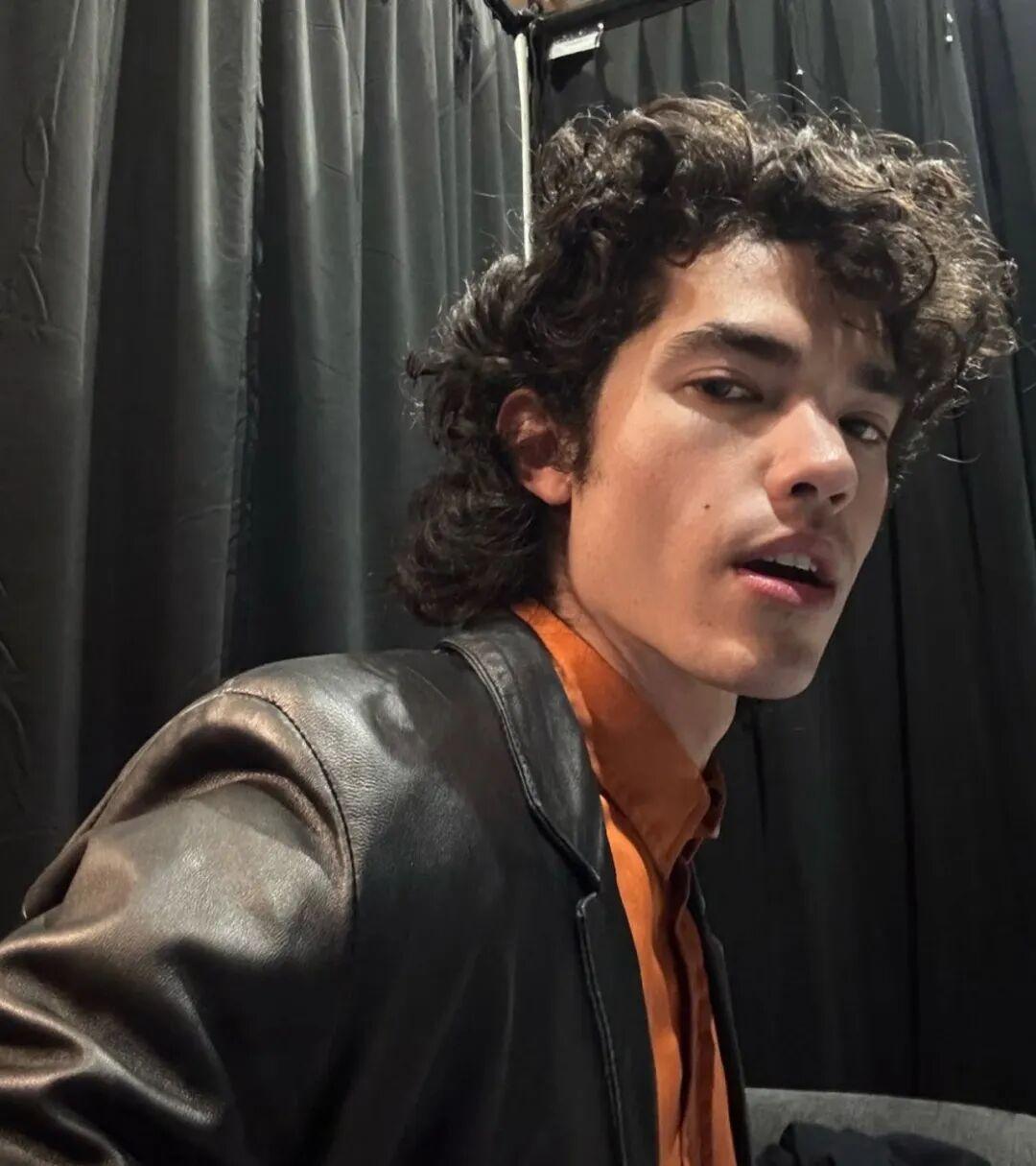 Conan Gray 又发布了一组全新自拍，让粉丝们为之倾倒！这位创作型歌手看起