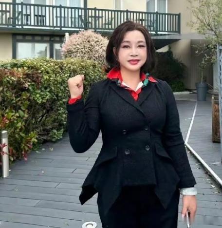 #刘晓庆让男友删除视频#【刘晓庆绯闻情史旧料被频繁爆料，得罪谁了，还有网友力挺】