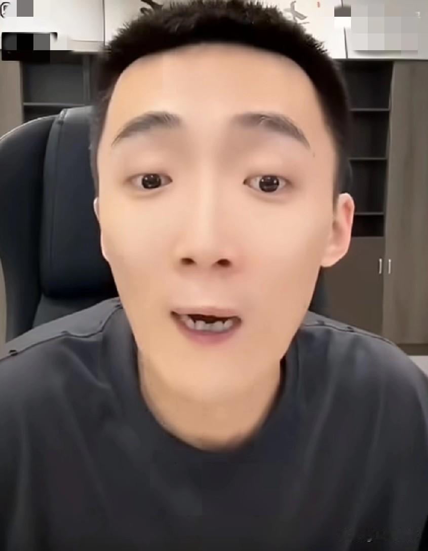 李舒克心疼王小国耍狗驼子，快回丈门挣钱！

小国生气高迪吃面条直播间都是小迷妹，