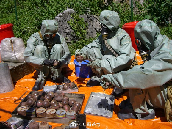 2018年，越南同奈省越南化学战部队在处理含有CS气体的未爆弹药。烽火问鼎计划越