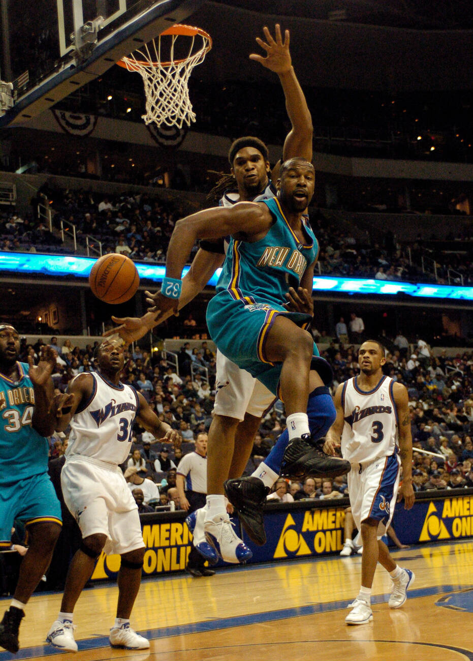 Baron Davis  NO-LOOK PASS 