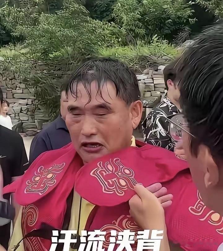 朱之文在湖南景区演出这事儿挺逗。唱到一半突然停了，既不是设备故障，也没台下闹事的