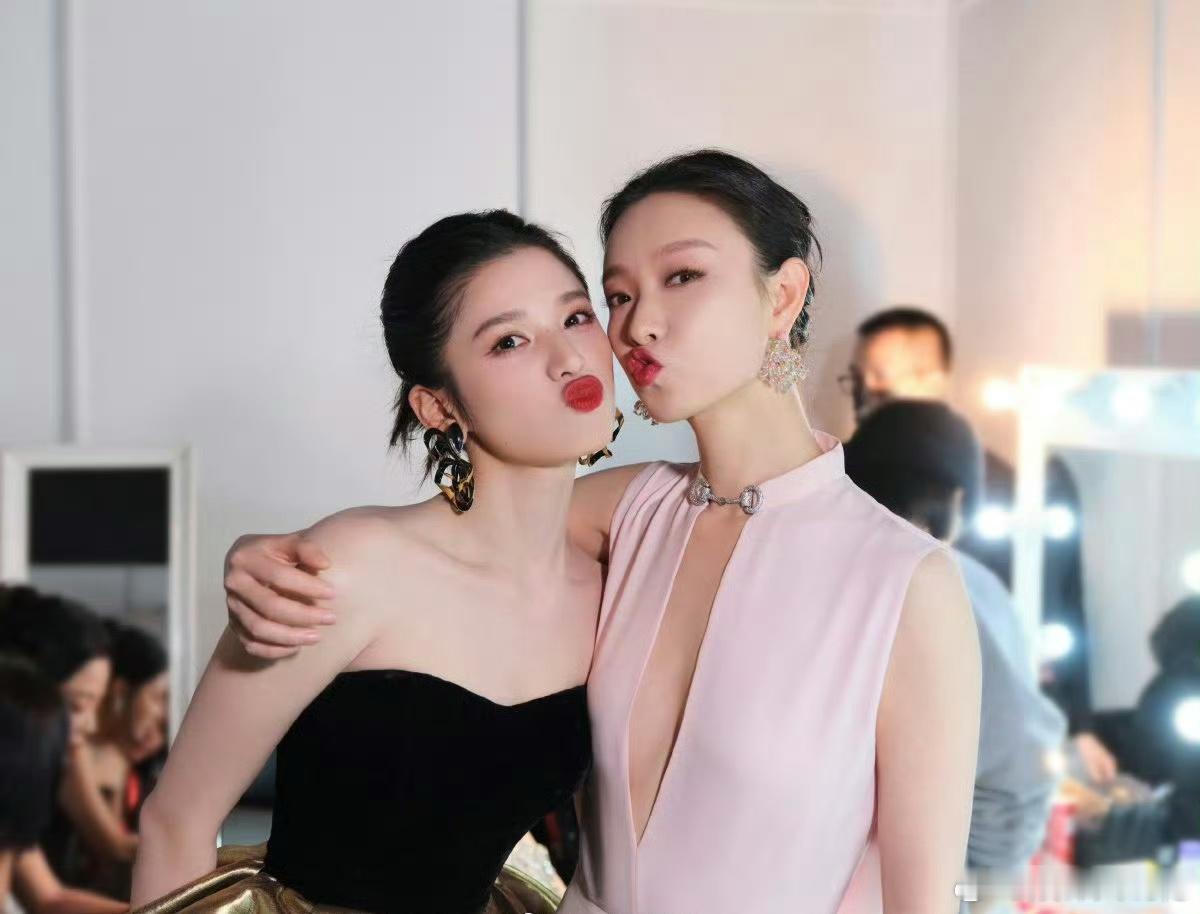 倪妮、张婧仪同框合影，二人都是骨相美女，你吃谁的颜 