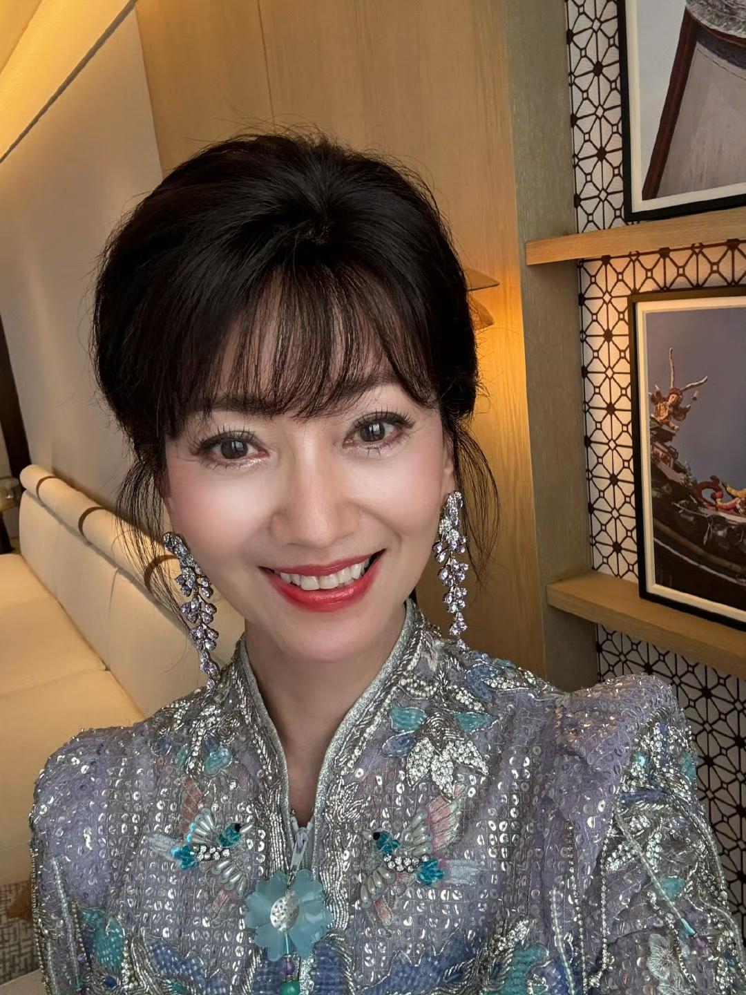 赵雅芝，于4月13日18:04发文问大家：自己对着手机傻笑有点傻吧？ ​​​
