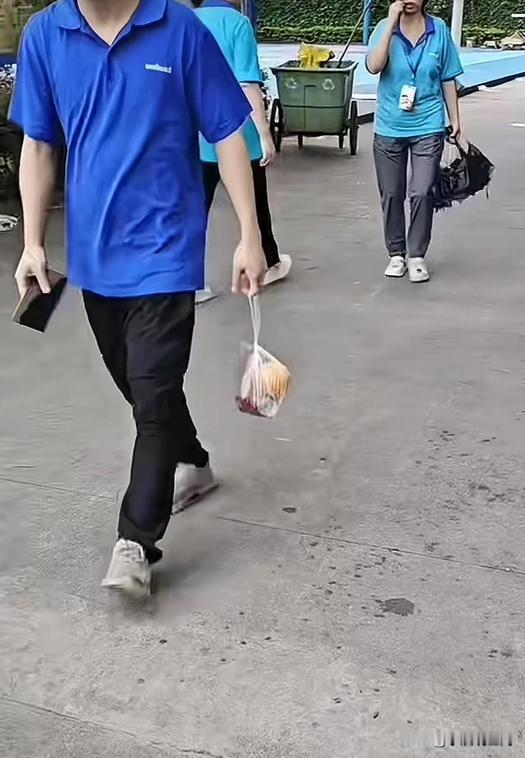 这个员工拿着公司发的中秋礼品感觉很没面子。
究竟是哪个公司员工福利这么好？
感觉