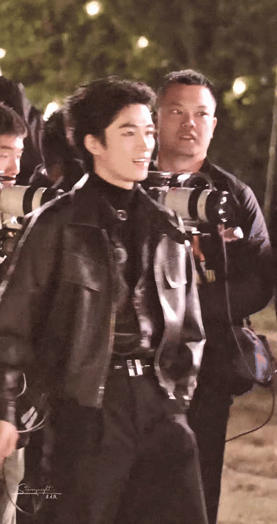 王星越付航叽里咕噜说啥呢想听 我在屏幕外急得抓耳挠腮，哥在周五晚高疯现场小嘴叭叭