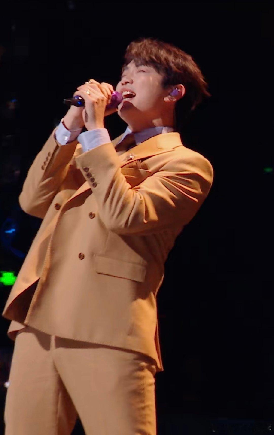 谁被这个舞台燃到了！三人声线交织超有张力，“永不言败生来倔强” 的歌词直击人心，