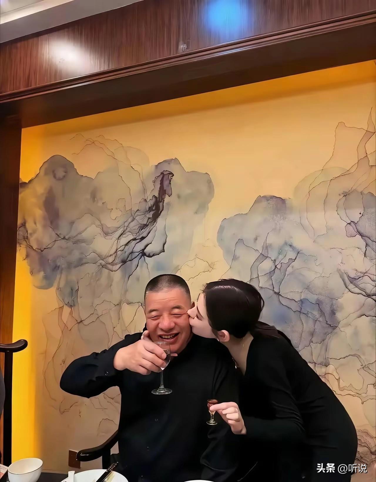 这就是资本社会。想尽一切办法挣钱吧，有了钱，就有了一切