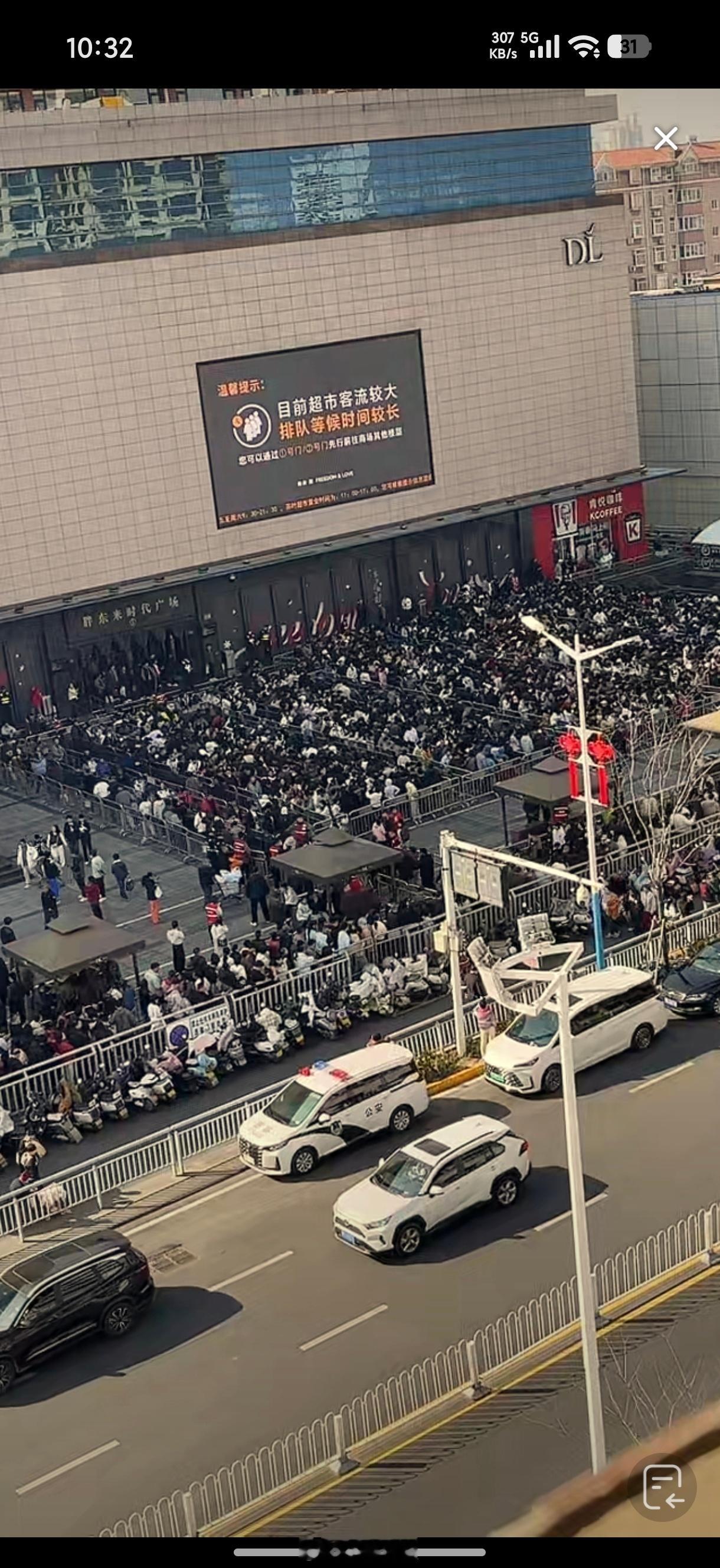 今天正月初五，胖东来新年开门迎客，这人流这阵仗太吓人了