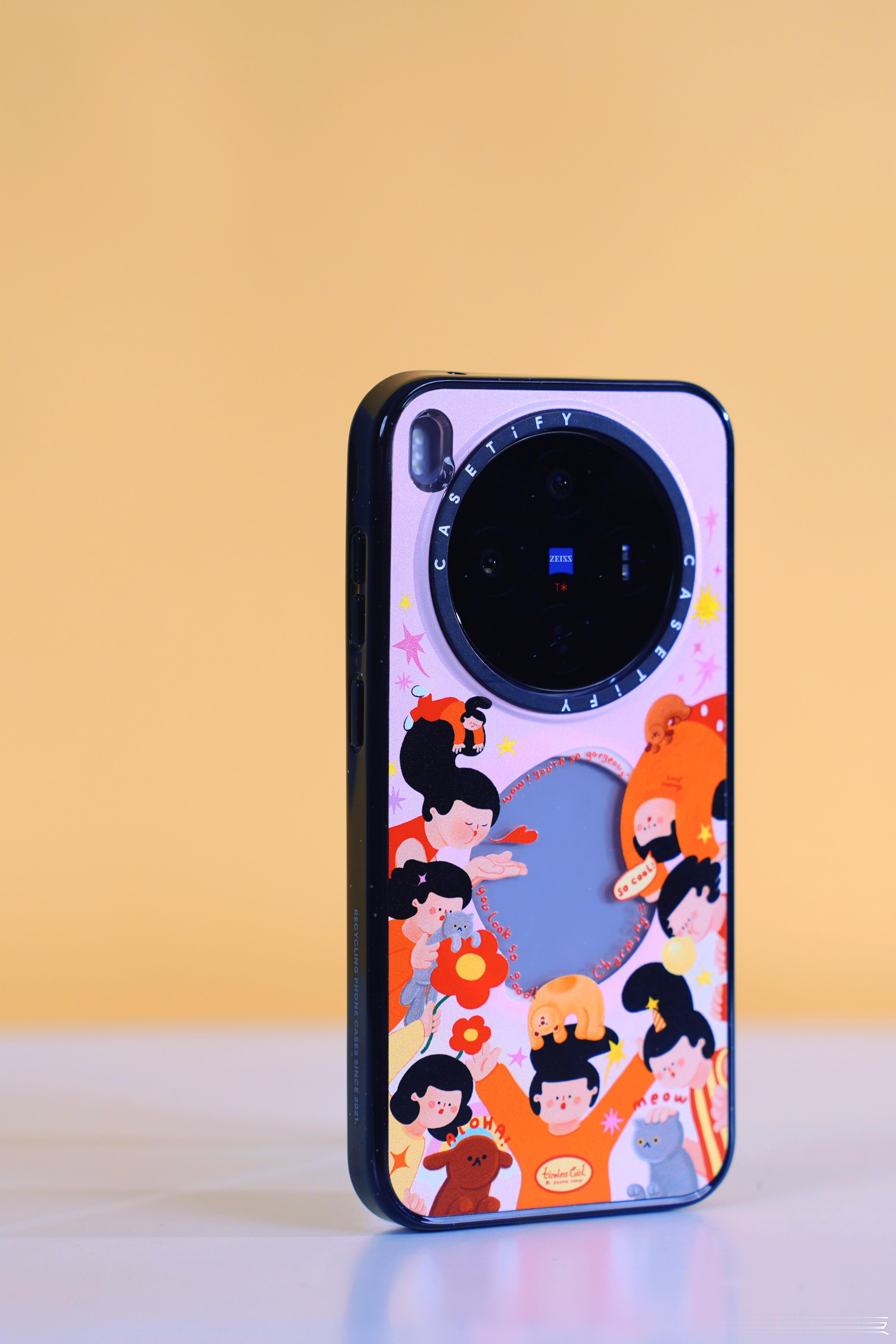 上手 vivo X300 的第一刻，就被这“灵动小直屏”彻底拿捏了。机身贴合掌心