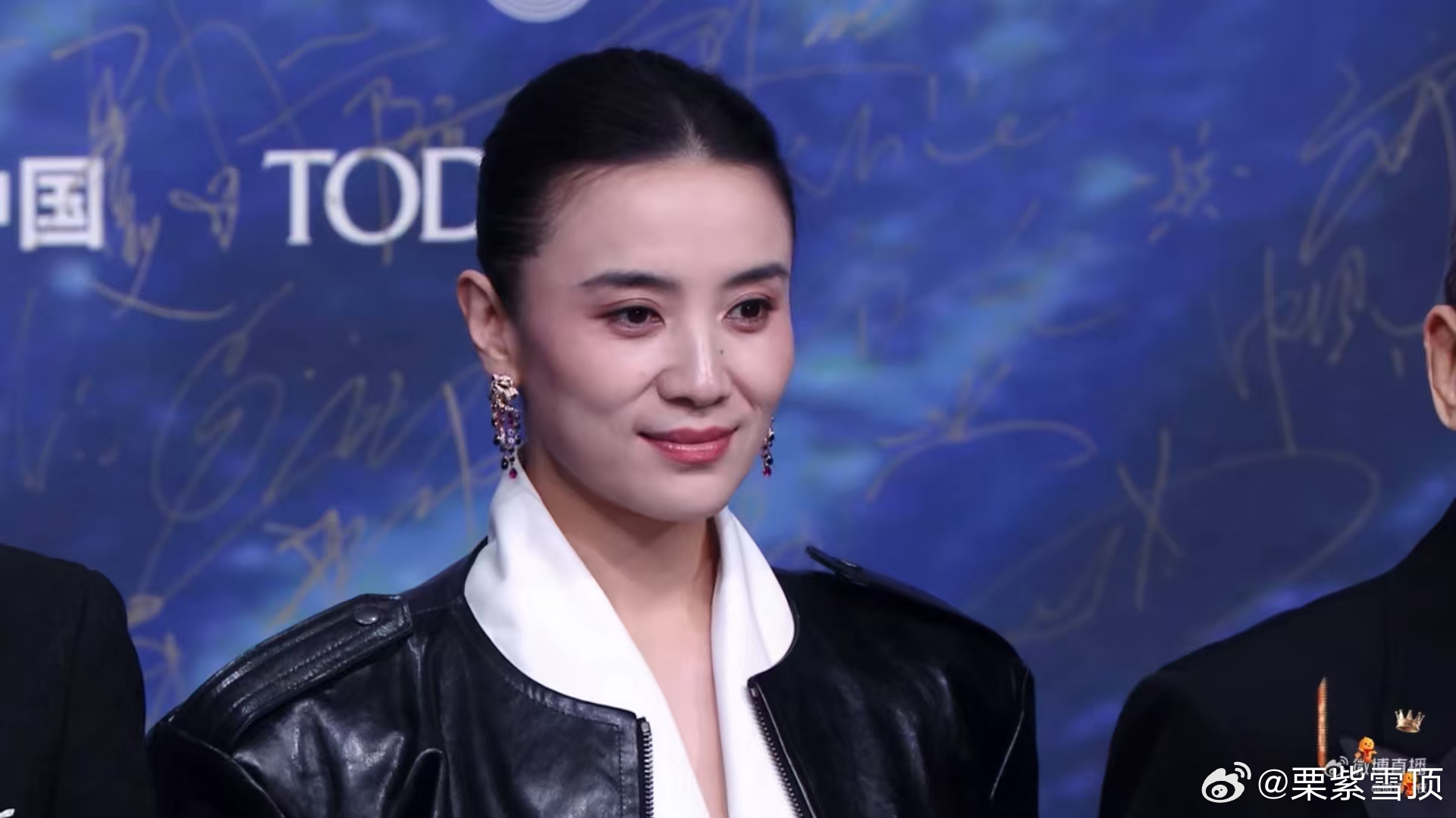 惊蛰无声剧组太权威了 《惊蛰无声》剧组一起出席微博之夜，这个阵容太权威了，张艺谋