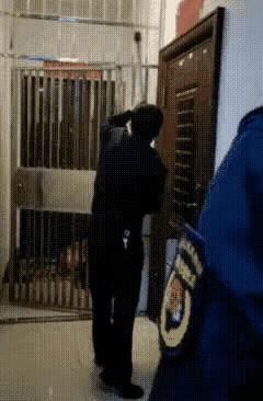 给城管点赞，100分。
邻居在楼道上私自安装了一扇门。隔壁邻居报城管处理。城管直