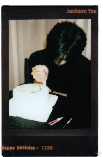 易烊千玺蛋糕拍立得   易烊千玺蛋糕拍立得📸拍的也太好了吧！许愿的照片真的是白