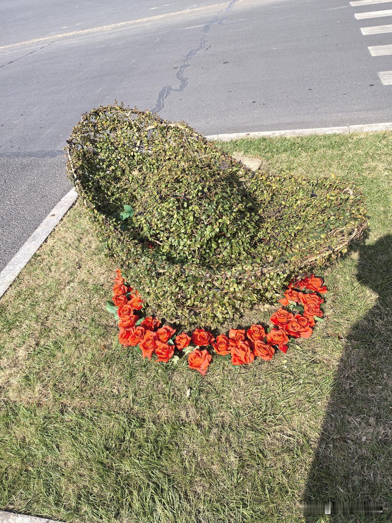 这是越来越会整活了啊，搞了个元宝的样子，还放有鲜花。
嗯，还挺浪漫的啊。