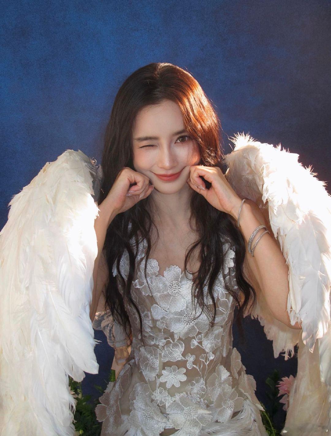 Angelababy用13年前的手机自拍惊到我了，Angelababy的自拍设备