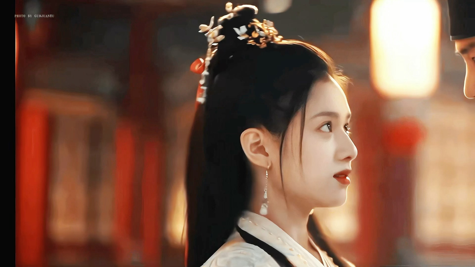 张婧仪美人提灯美人提灯像画里走出来的古人，婉约柔美，端庄大气🏮🌸一股扑面而来