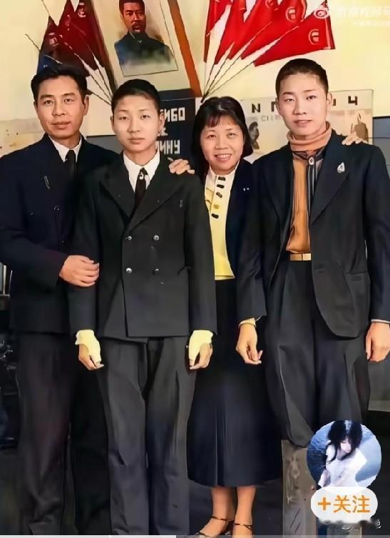这是1940年，在苏联伊万诺沃国际儿童院，周恩来、邓颖超夫妇和毛岸英、毛岸青兄弟