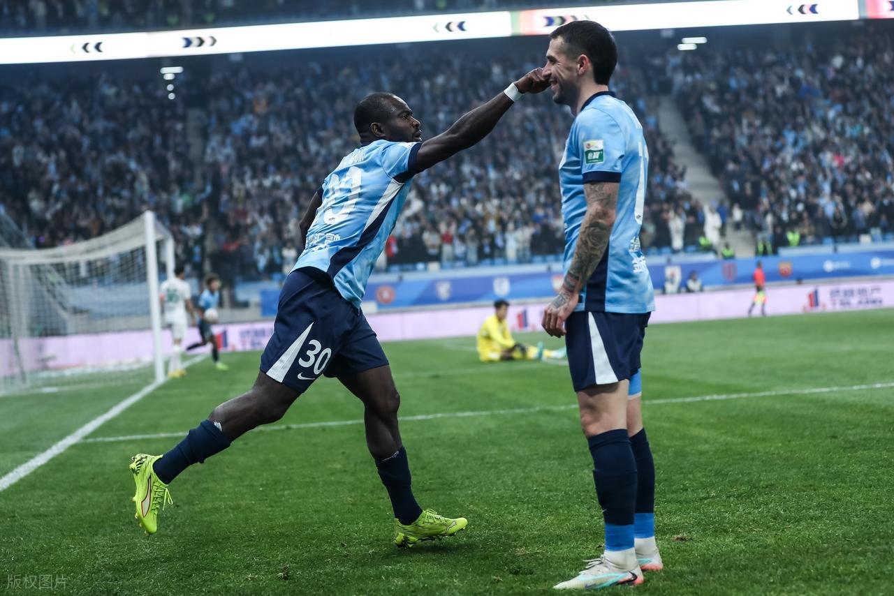 大连球迷，来给摄影师加个鸡腿！

赢上港，赢泰山，赢浙江，三连胜满意不？开心之余