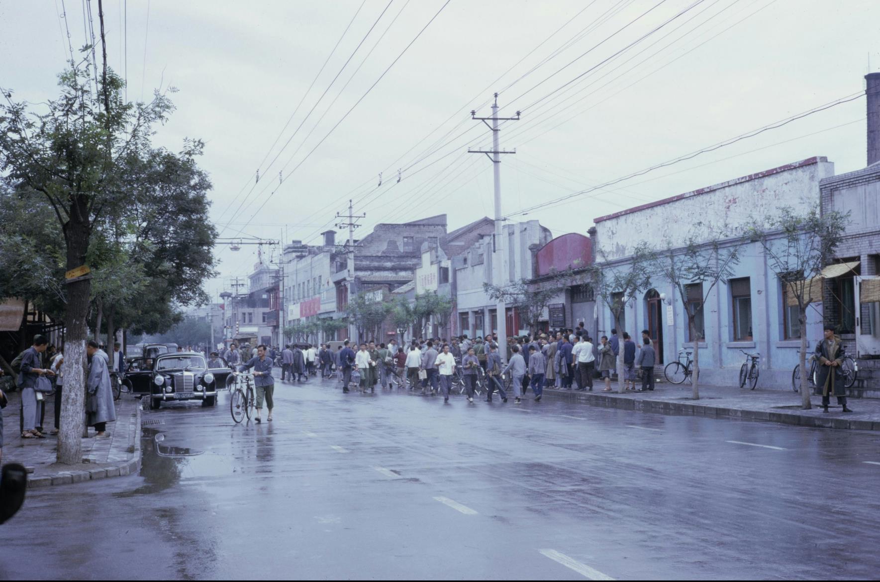 1973年中国老照片，那场景熟悉又陌生。这是1973年纽约《卫报》报社...