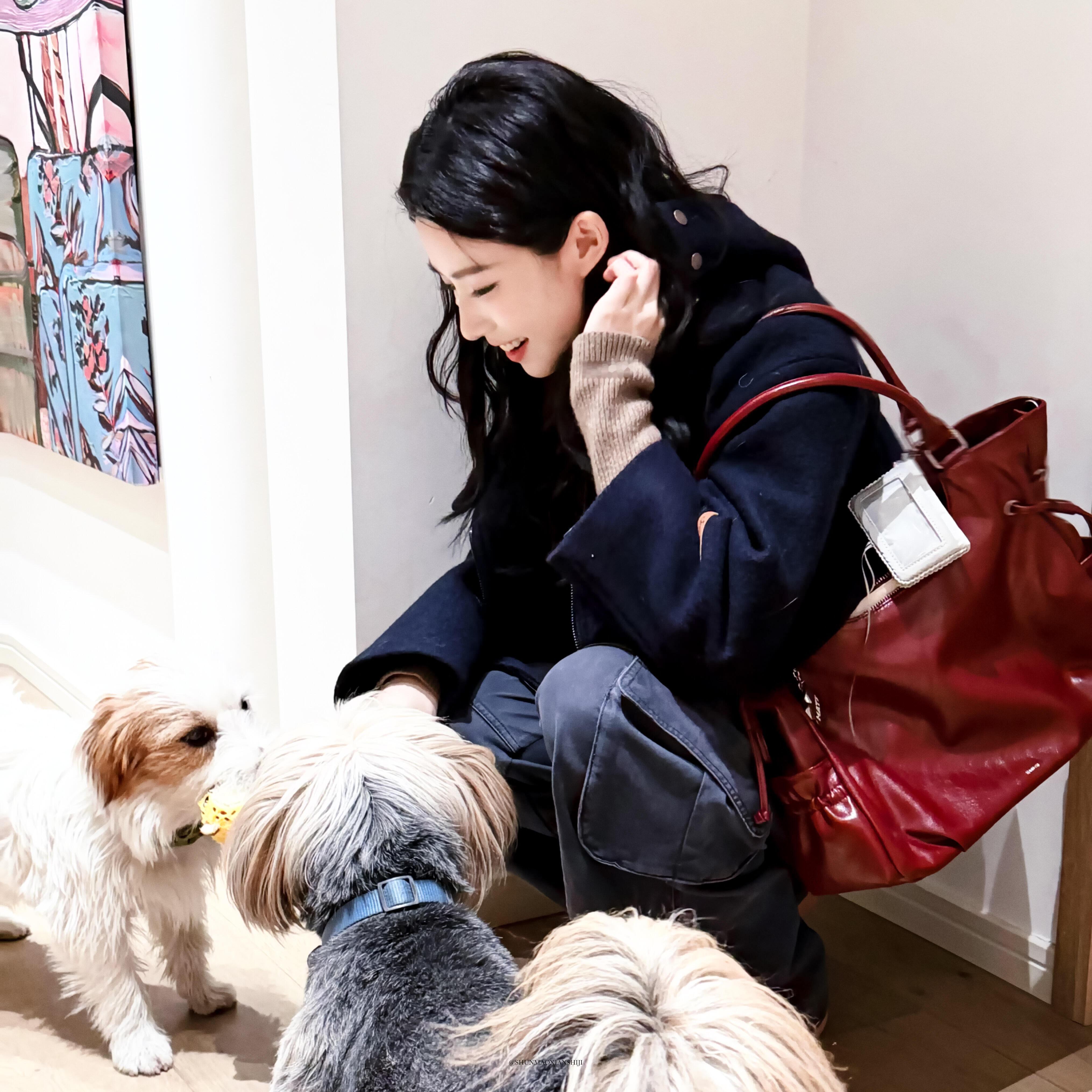 卢昱晓  噜噜晓这组照片真的甜到我心巴上了！每一张都像从韩剧里走出来的女主角，又