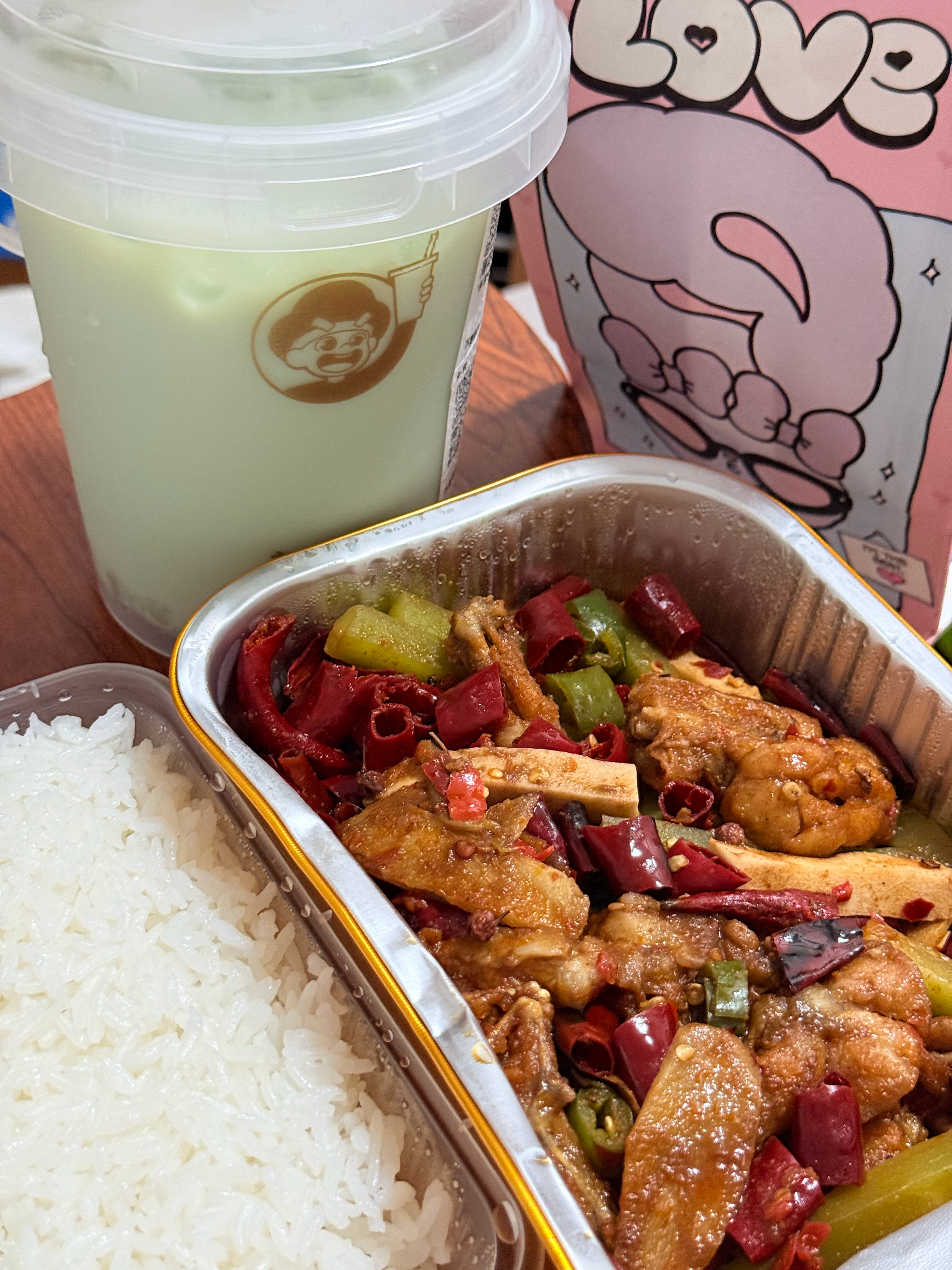 外卖终于到了到了 快饿鼠过去了 