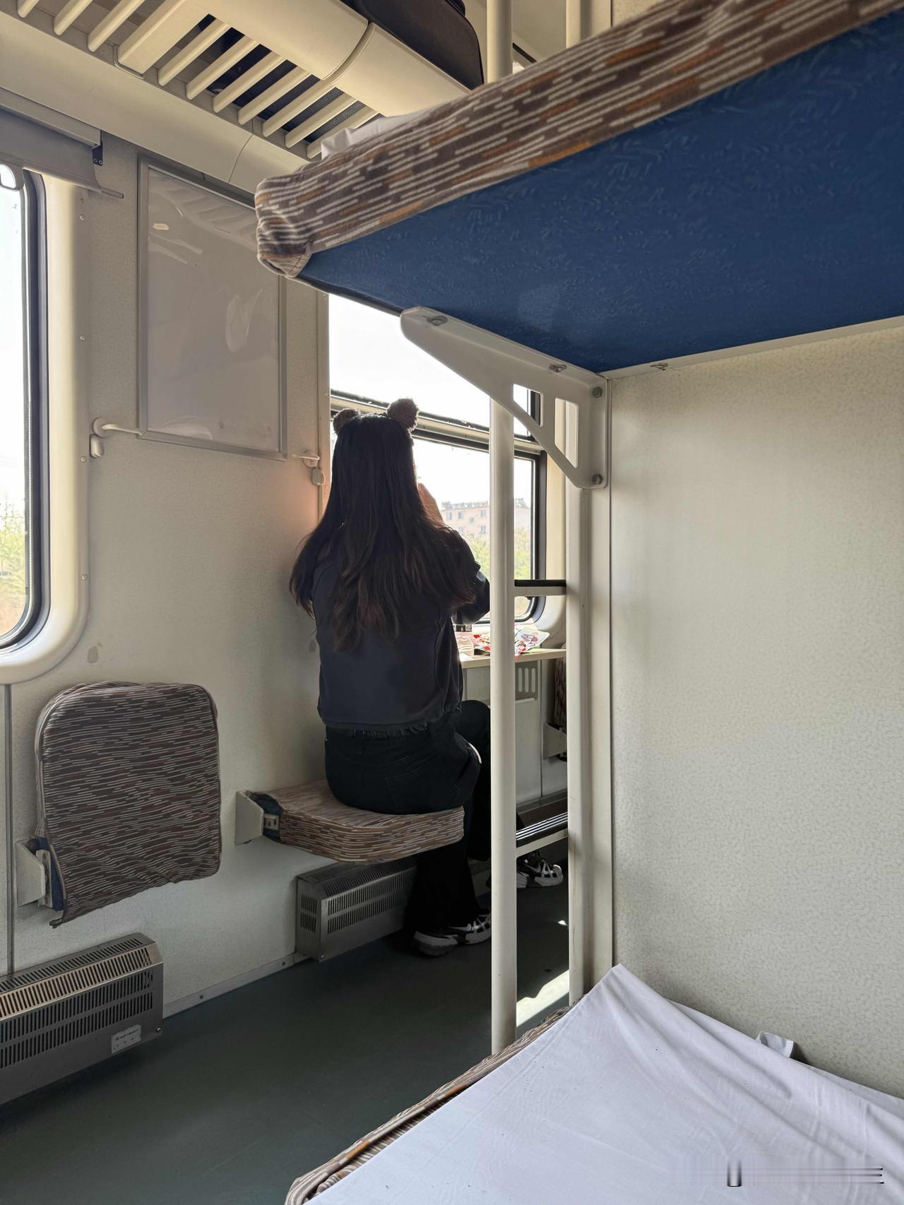 k1010卧铺4号车厢充电插座就两个，这个美女从海城到熊岳就霸着充电，海城时我过