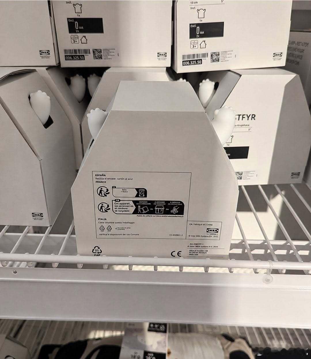 【 IKEA 的幽灵灯，连包装也很可爱 】从纸盒里伸出二只小手。 