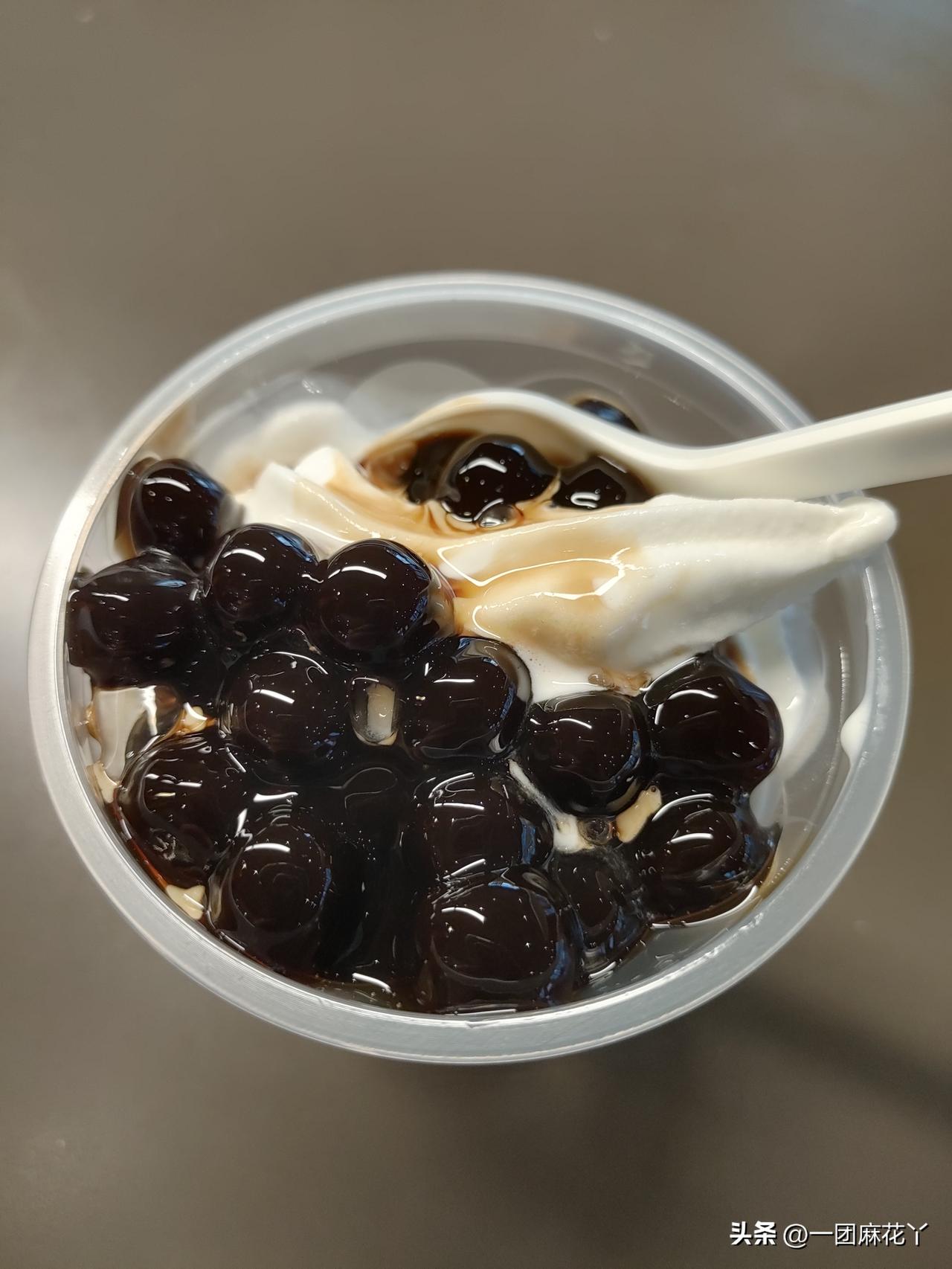 就因为我提起我以前的头条里说鸭子没几块了，麻团儿还说一餐吃不掉的事，麻团儿生气了