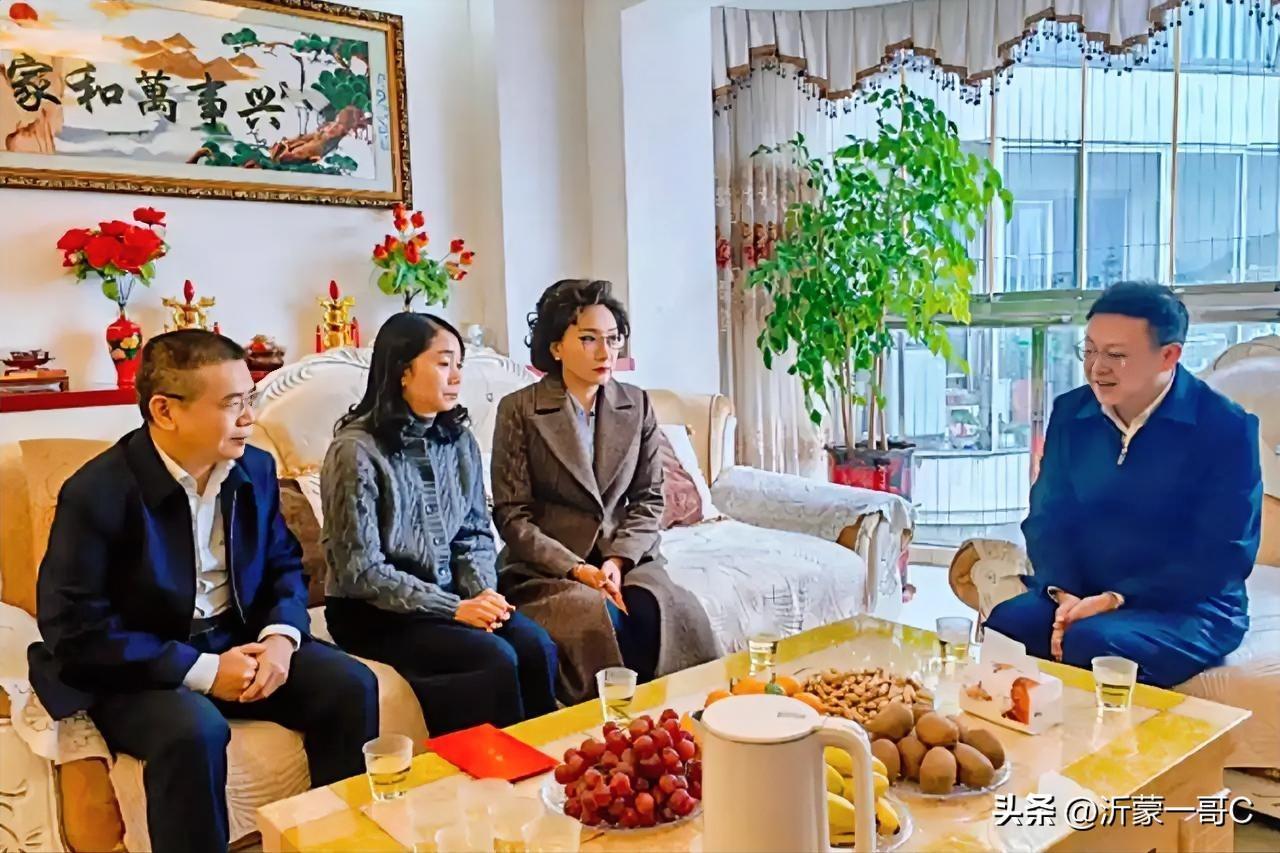 下面照片是毛新宇将军的夫人刘滨的照片。她目前担任中华英烈褒扬事业促进会常务副会长