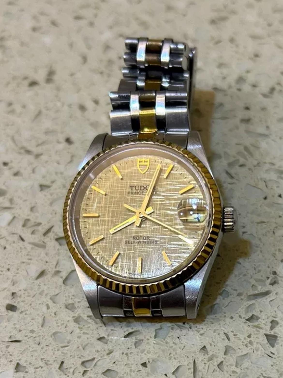 今天在广州鬼市淘了一只机械手表；金灿灿的，老板说这是一块金表，镀金的手表；我一定