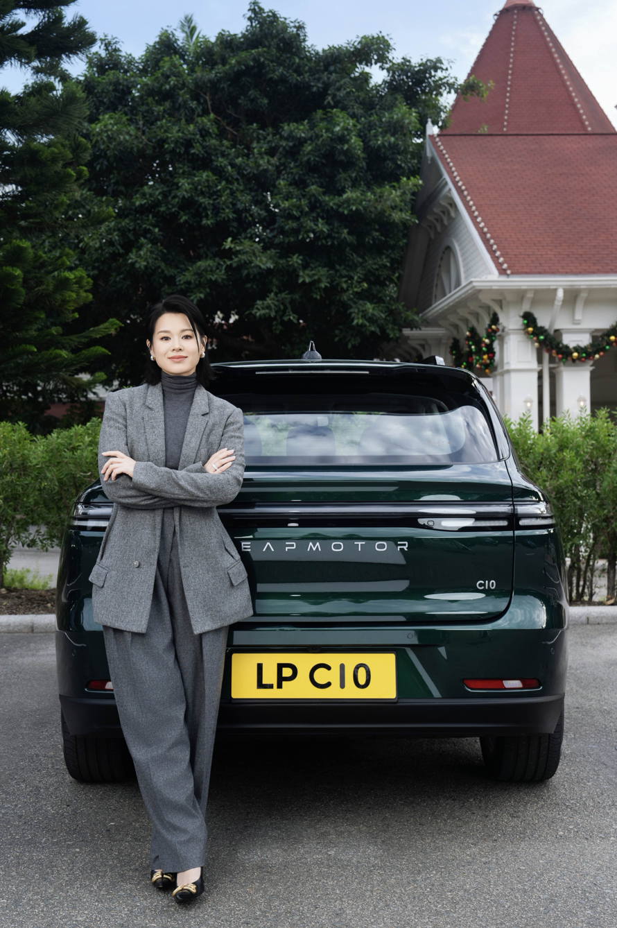 从TVB视后到北上破圈，从《流金岁月》到《时差一万公里》，胡杏儿的履历表里写满了