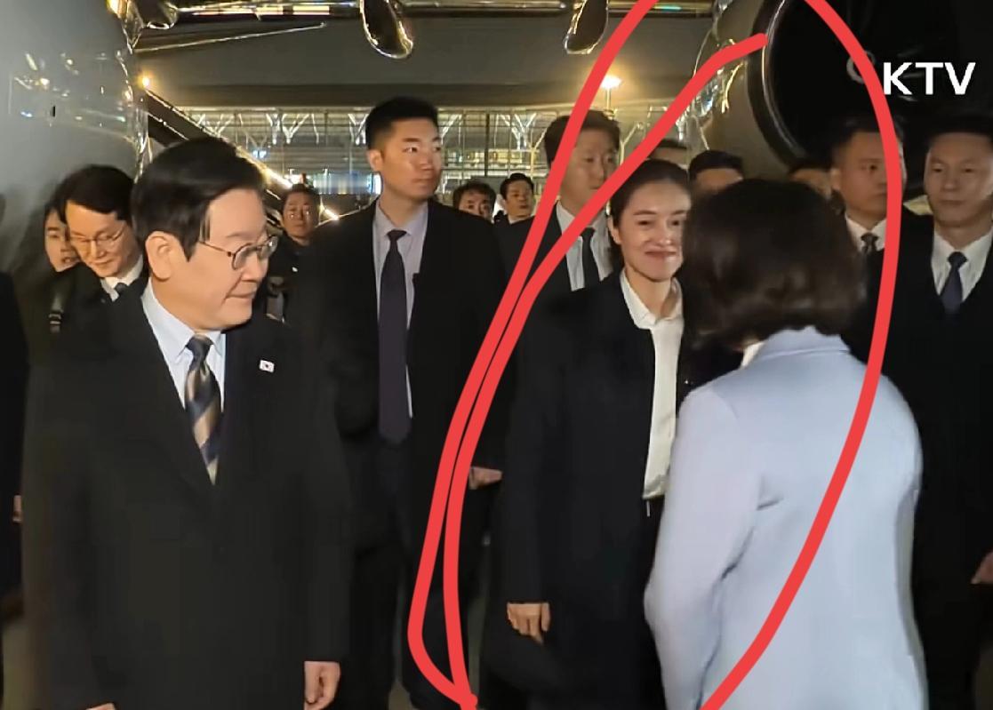 金惠景离华前特意与保护她的战士握手感谢！
韩国真是捡到宝了，不仅总统靠谱，夫人更