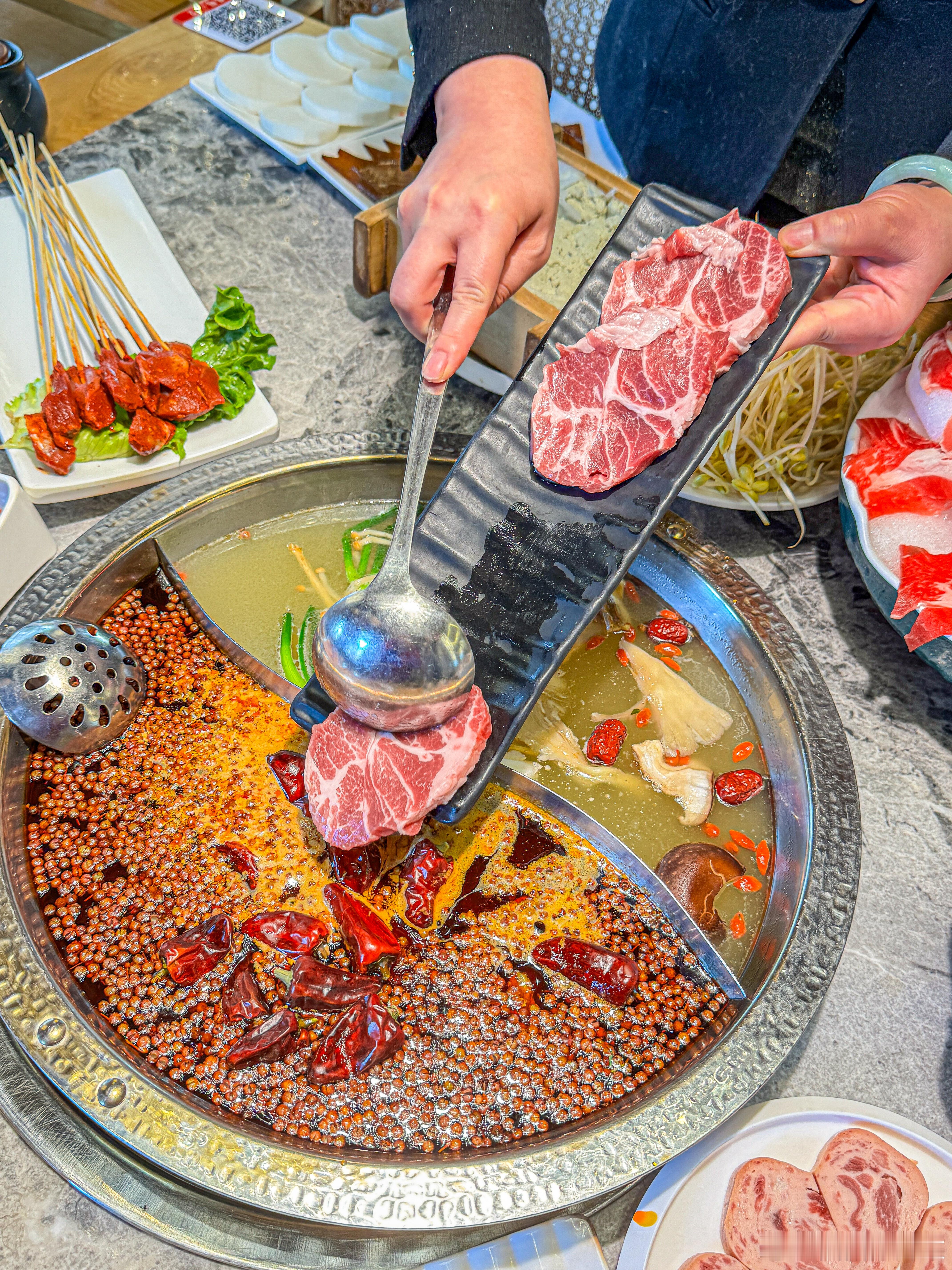 🔥麻麻麻麻麻辣辣辣辣辣🌶️在重庆，火锅就是主食！麻辣就是主角！习惯性点鸳鸯锅