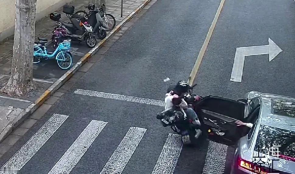 【规范下车操作，杜绝“开门杀”隐患】徐汇区近日发生一起早高峰送学“开门杀”交通事