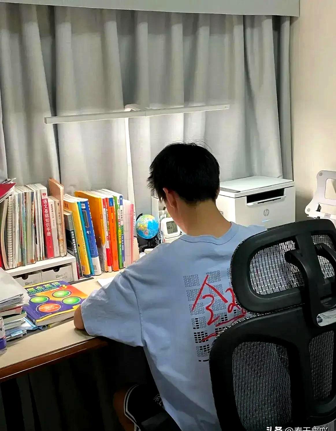 一句“生意赔了，还欠了不少钱”，居然把一个快掉队的高中生给拉回来了。
听着像瞎编