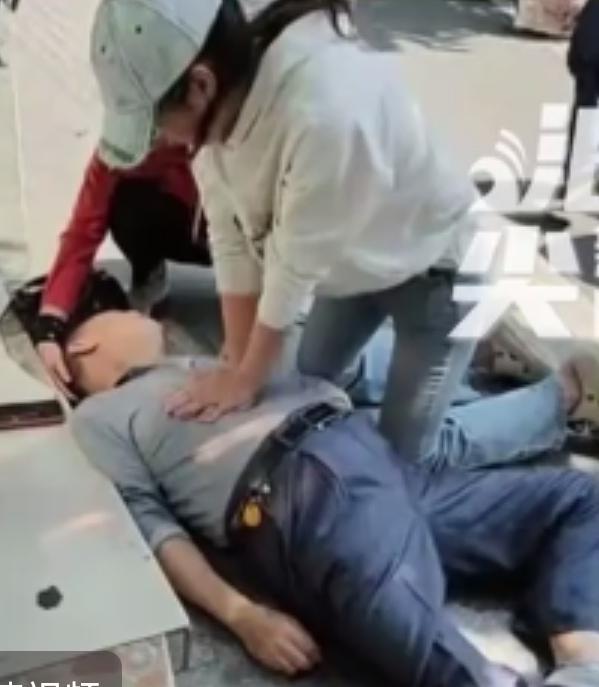 事发广州南站，一男子站台上突然倒地，刚准备进车厢的医生回头一看，迅速上前跪地抢救