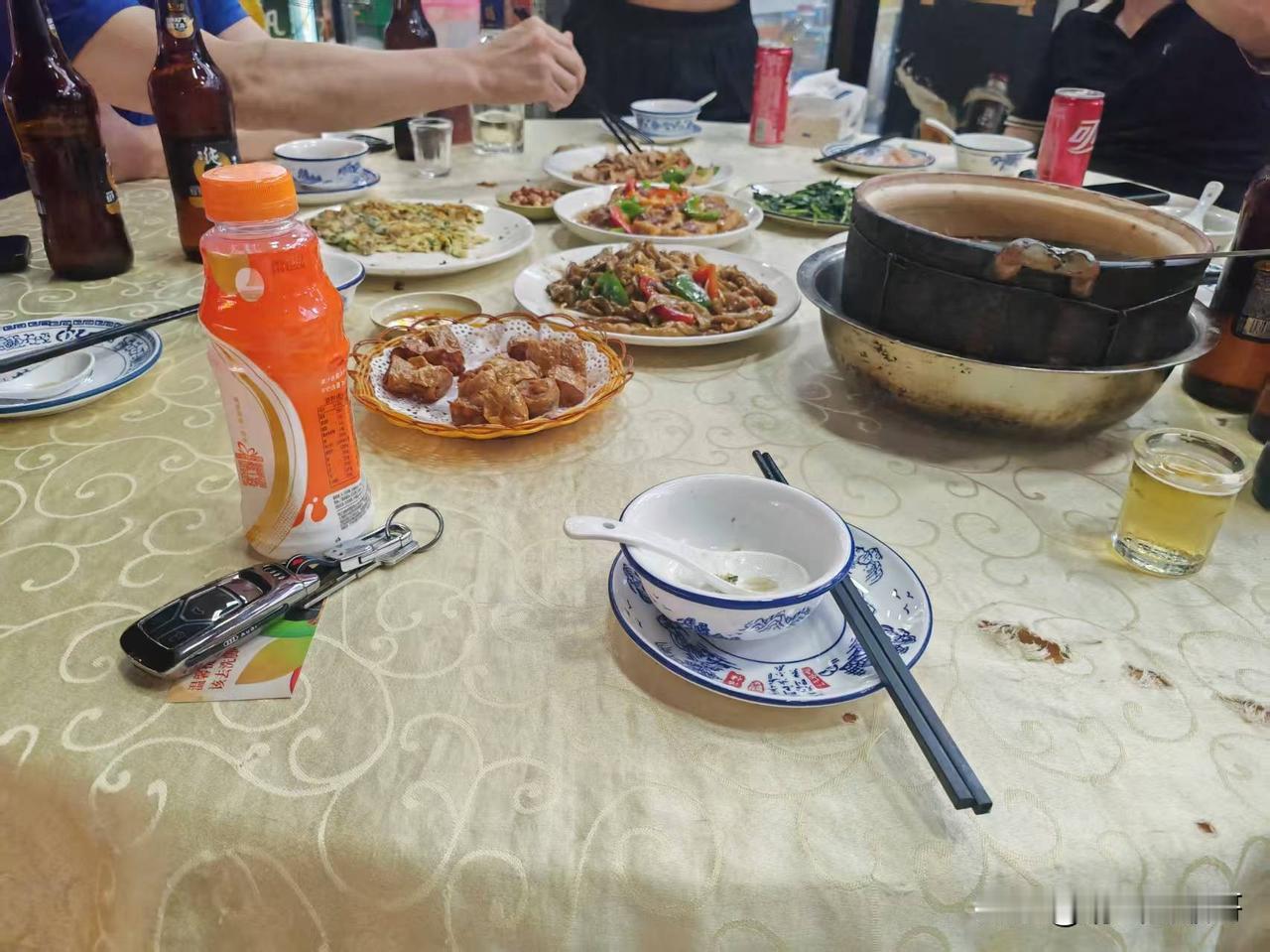 同学群里晚上十一点多，突然有人发个这个照片，说是请老乡吃饭，他是想表达什么？
