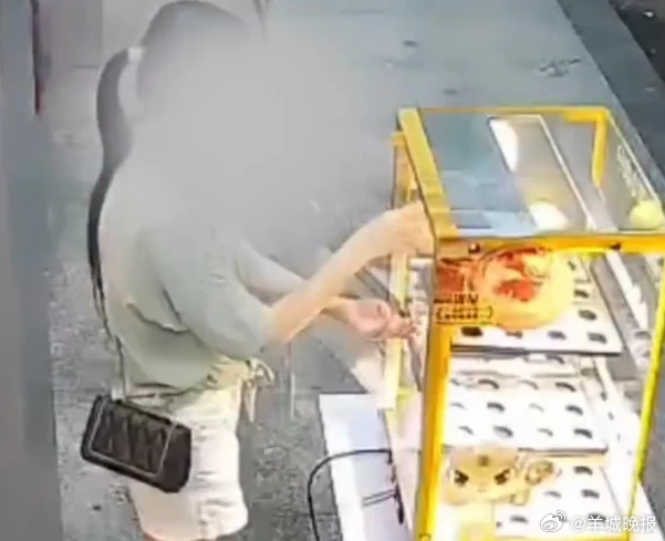 【#五个蛋挞和一只猴子#｜街谈巷议】#女子连续偷吃5个蛋挞后转身就走#惠州一家便