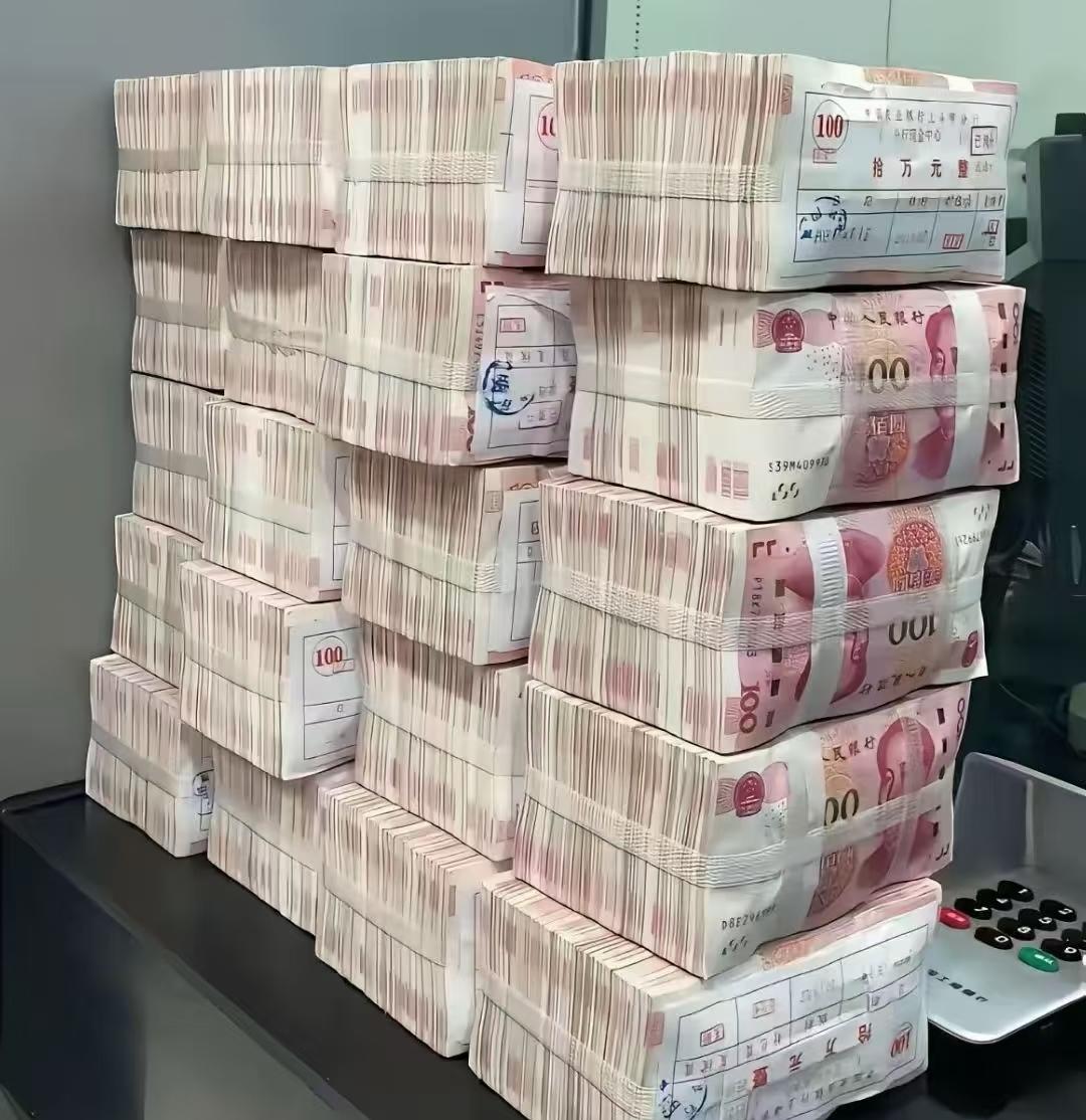 钱可以化解生活里绝大多数窘迫，能抵御突如其来的风雨，给家人一份安稳保障。于是我们