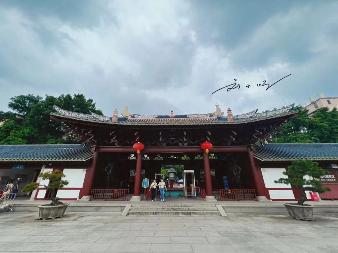 广州市“最环保”的寺庙，不准烧香，只能献花，却引起大家的争议？

说到广州最有代