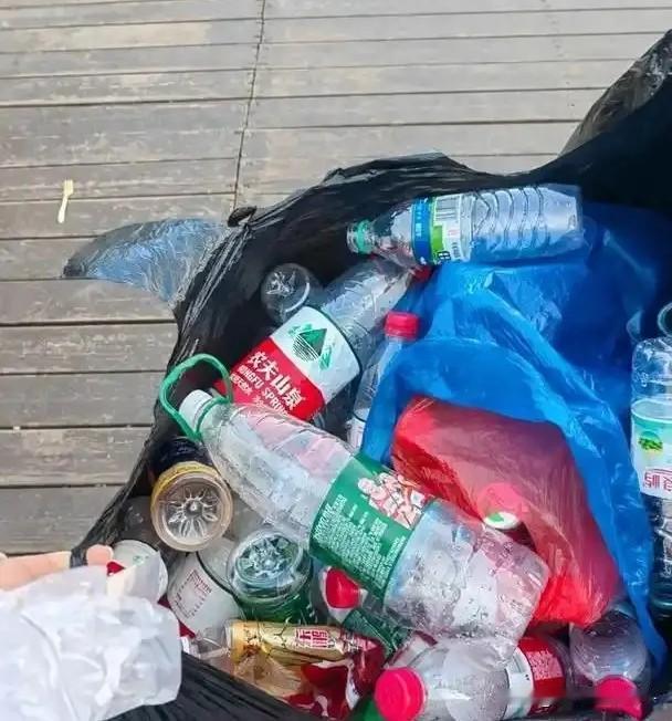 很多人觉得老人捡废品卖很丢人，我不这么认为。
小区有位大爷，每天都会在周边收集废