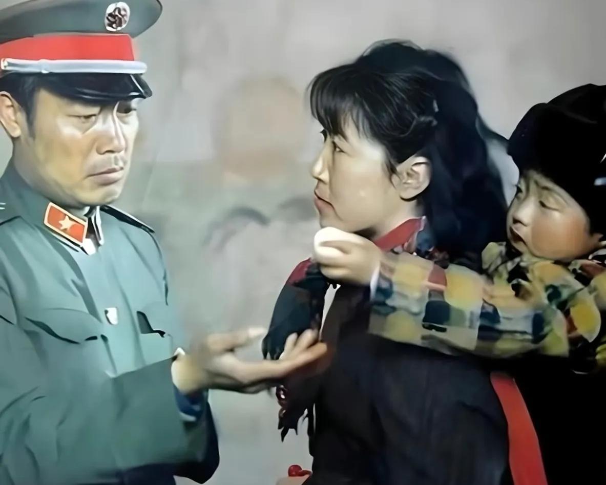 一张让人泪目的照片！
 
1985年1月，67军赴老山轮战前夕，昆明火车站拍下的