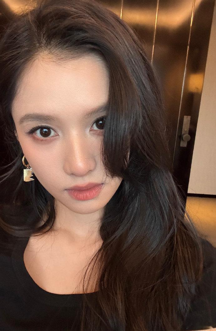 张婧仪分享日常生活plog张婧仪好爱戴围巾张婧仪好适合戴围巾 