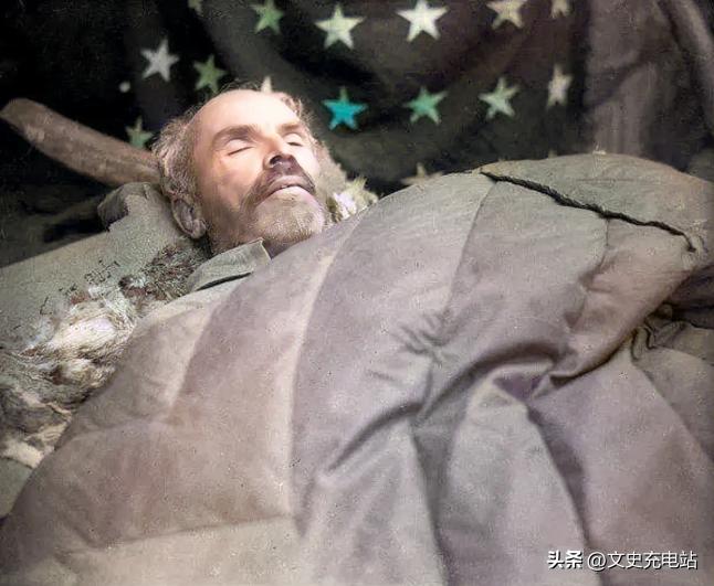 1940年，河北唐县白求恩烈士安葬的现场，由于当时他牺牲在前线面临着不可避免的危